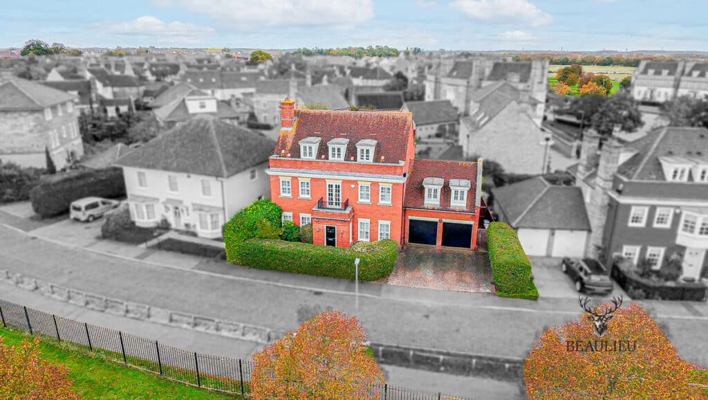 2 Montagu Gardens, Chelmsford CM1 6EB